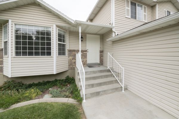 Cost of White Vinyl Siding Replacement in Holly Springs